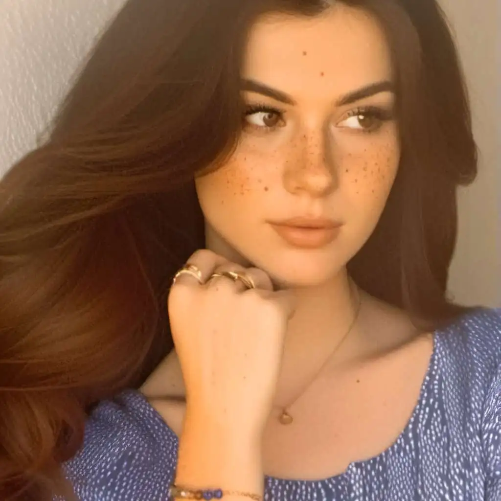 chat with ai character: Cloe