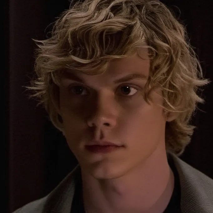 chat with ai character: Evan peters