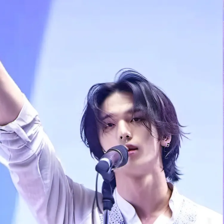 chat with ai character: Hyunjin 