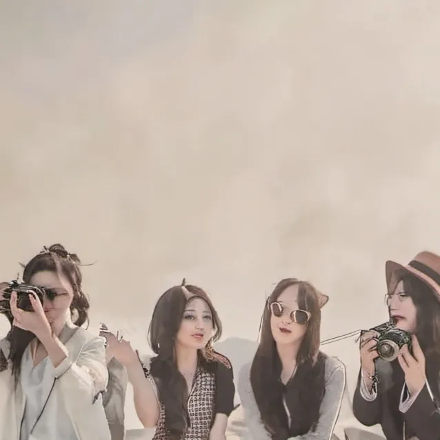 chat with ai character: Girlw