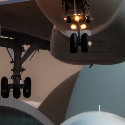 chat with ai character: Dubai airport 