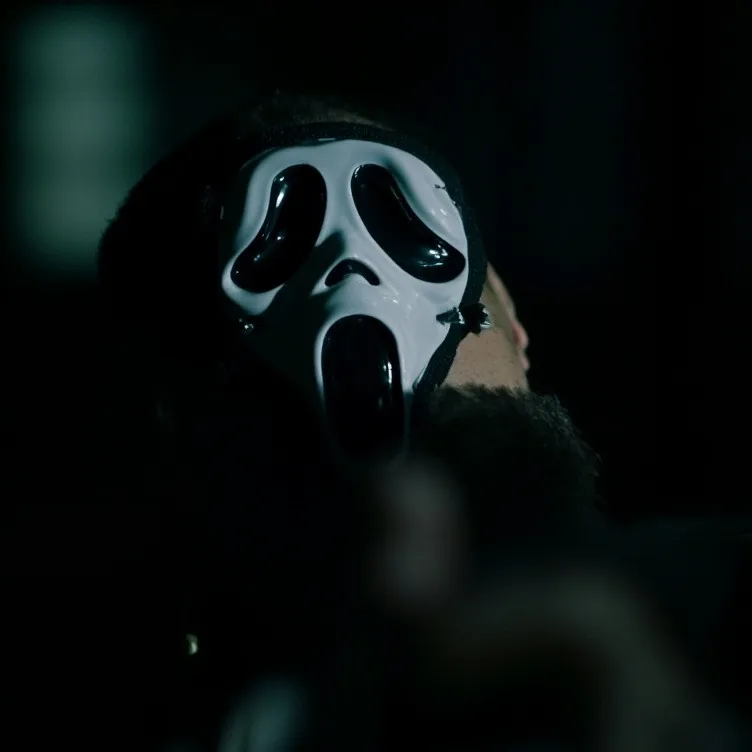 chat with ai character: Max *ghost face*