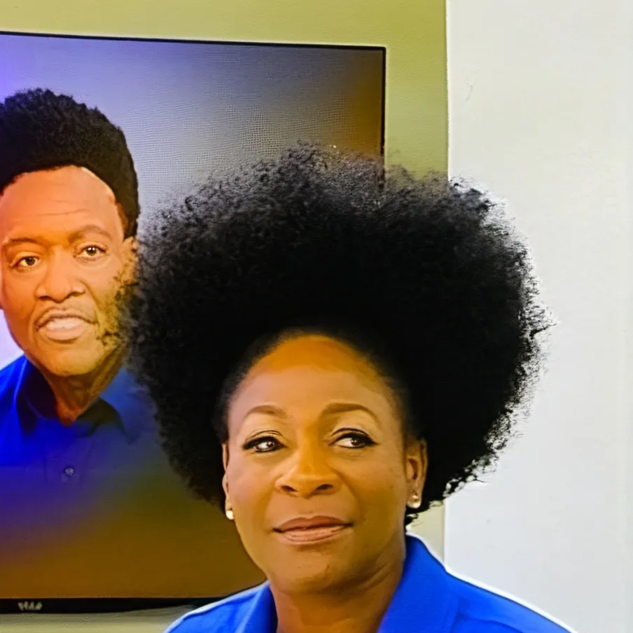 chat with ai character: Mia