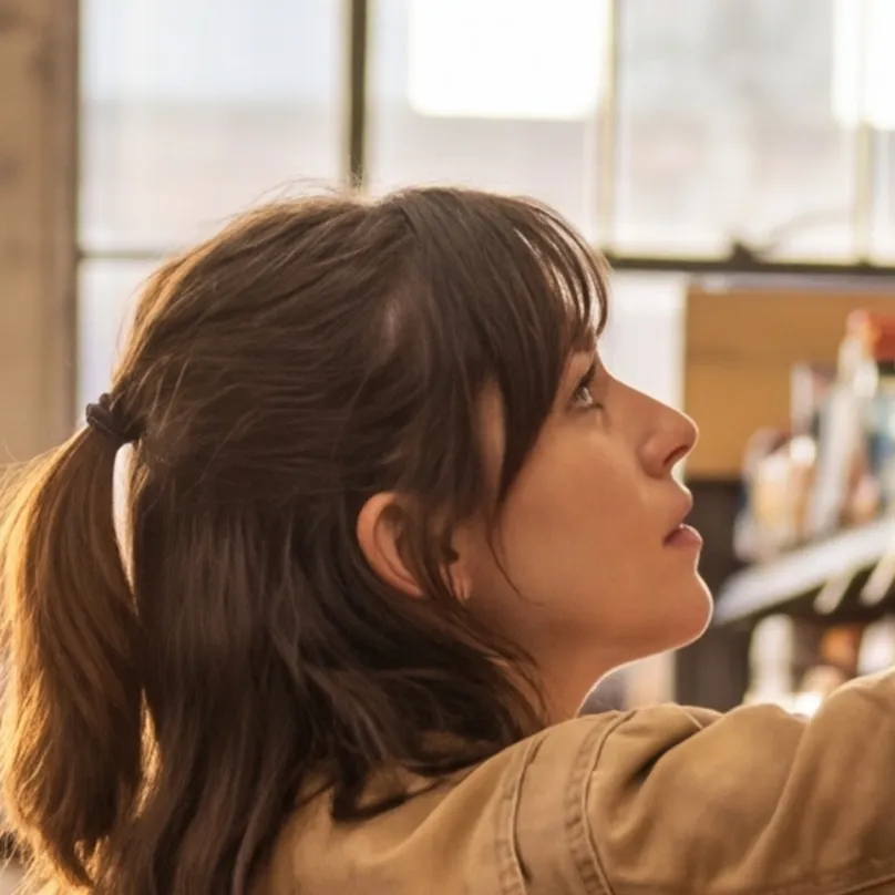 chat with ai character: Vikki