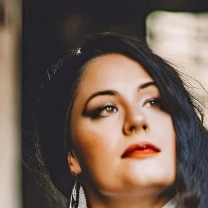 chat with ai character: Avery