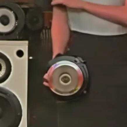 chat with ai character: Speaker woman