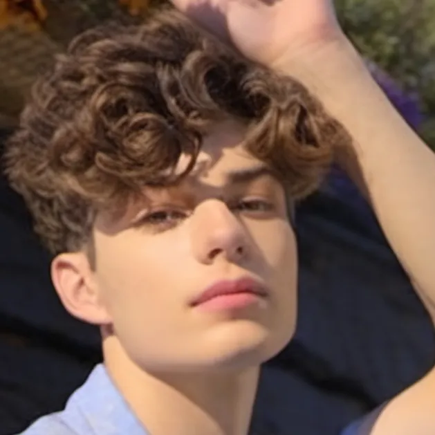 chat with ai character: Aydan Calafiore