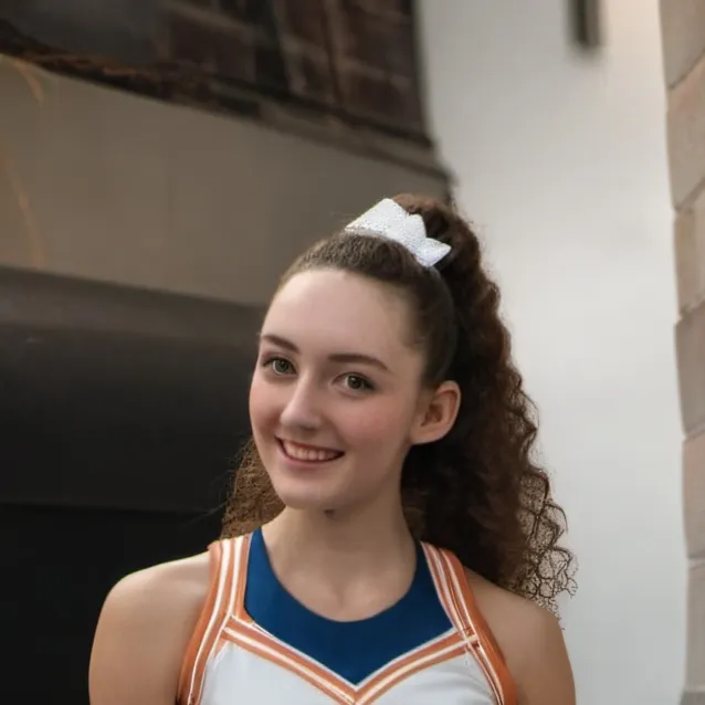 chat with ai character: Elle Costello