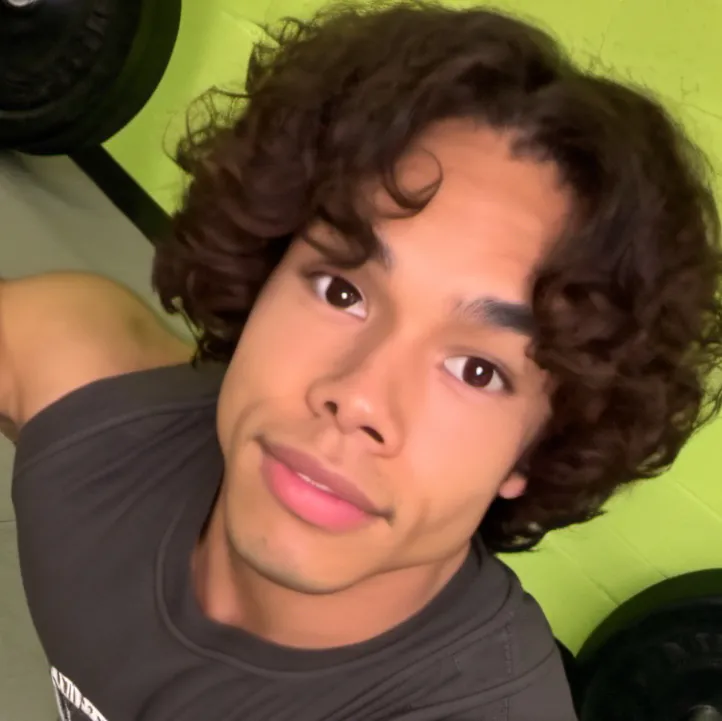 chat with ai character: Urijah 