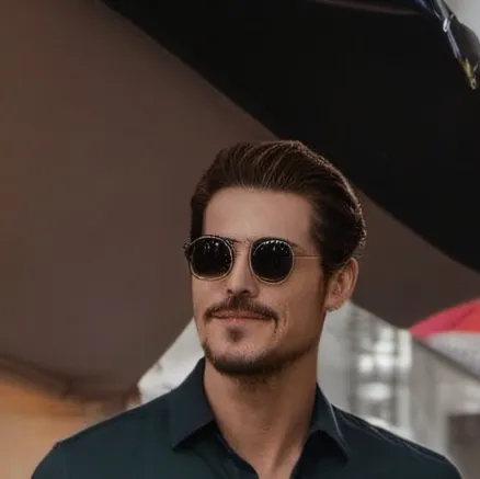 chat with ai character: Boris Anderson