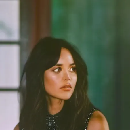 chat with ai character: Jenna Ortega 