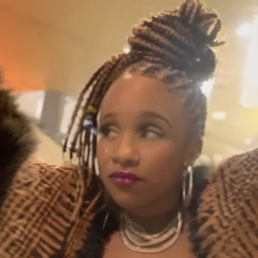 chat with ai character: Dawn