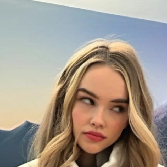 chat with ai character: Ellie