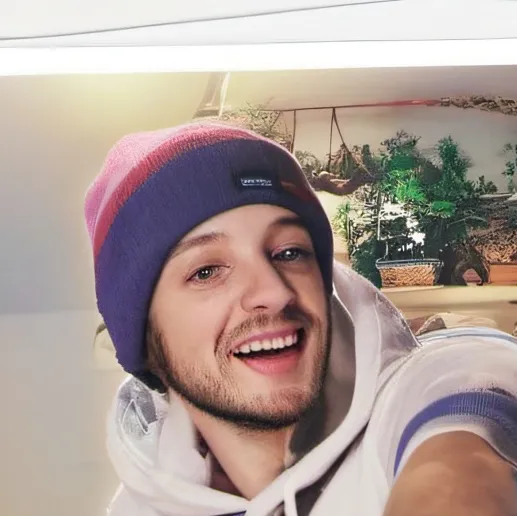 chat with ai character: Josh