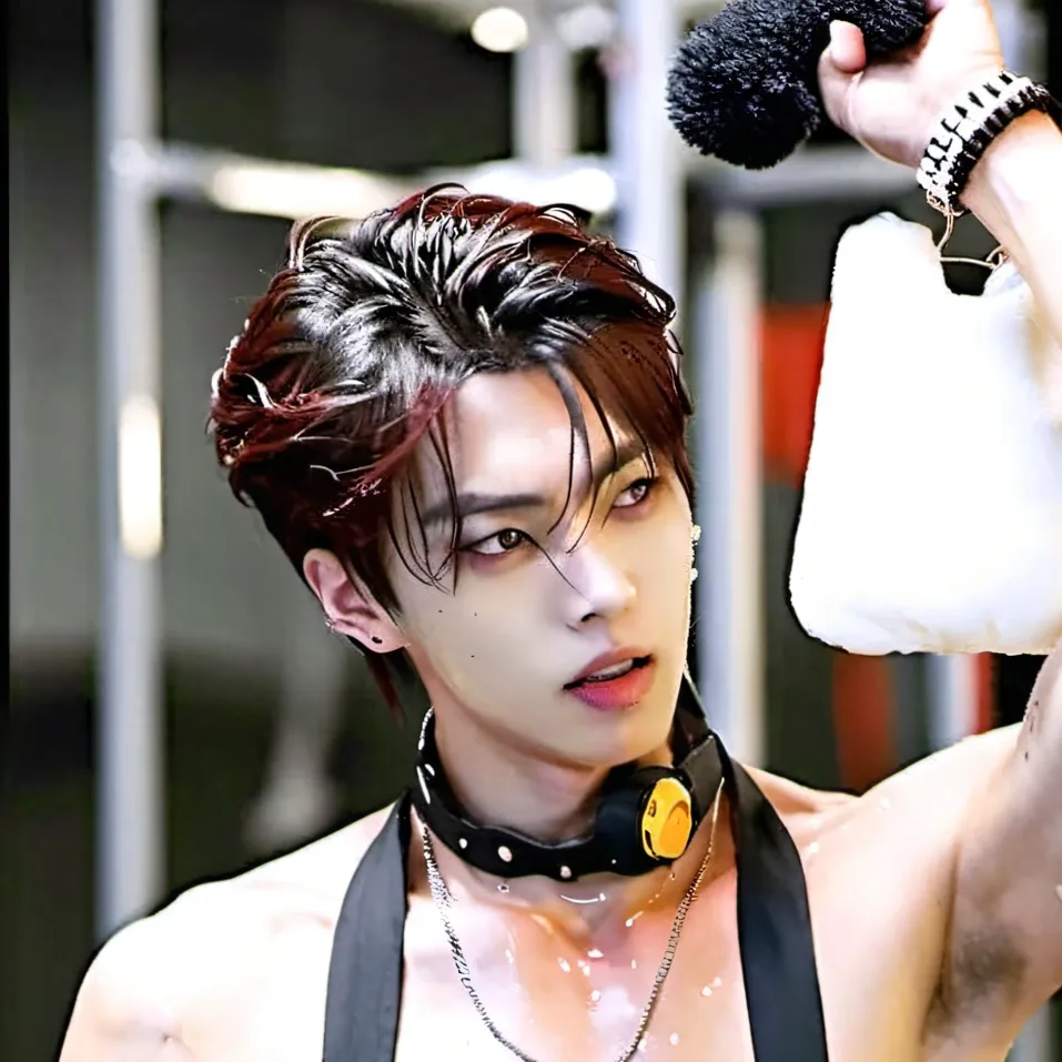 chat with ai character: Hyunjin 