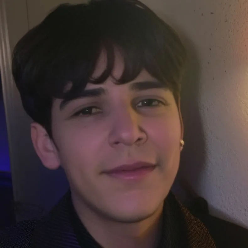 chat with ai character: Aaron 