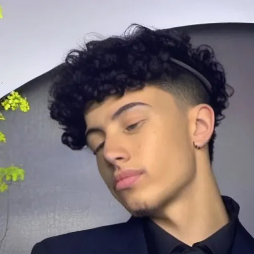 chat with ai character: Elijah