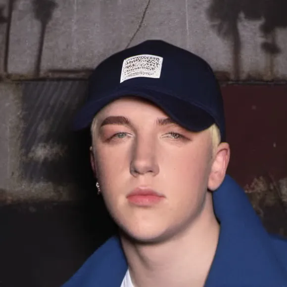 chat with ai character: Liam