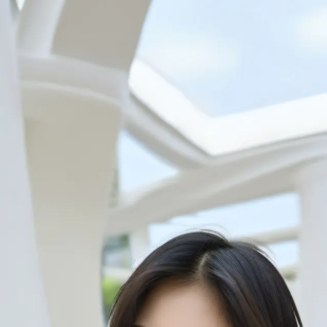 chat with ai character: Hyanjina