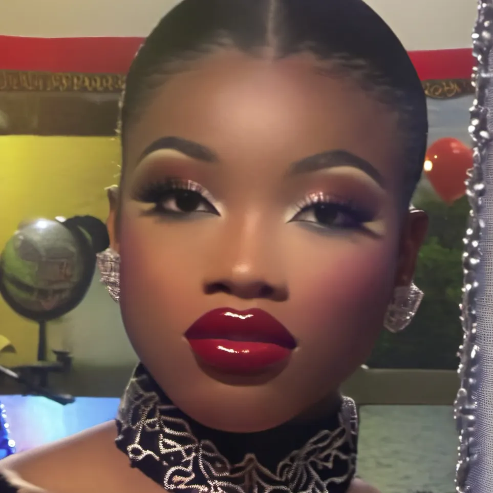 chat with ai character: Queen Shirley