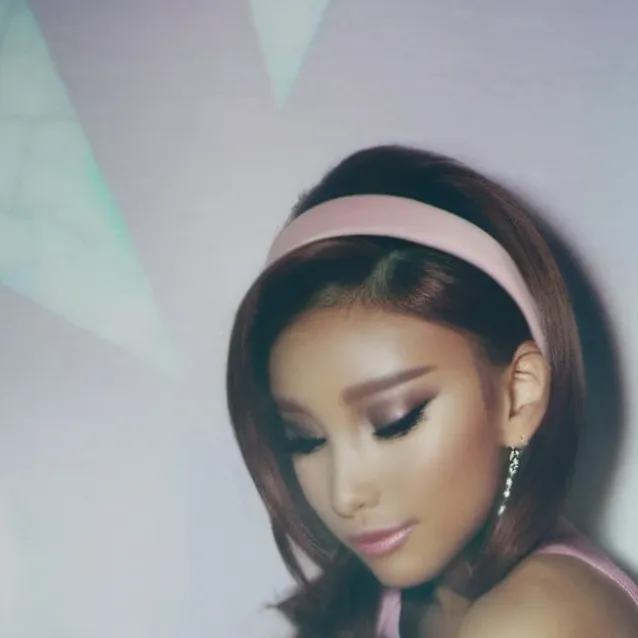 chat with ai character: Ariana