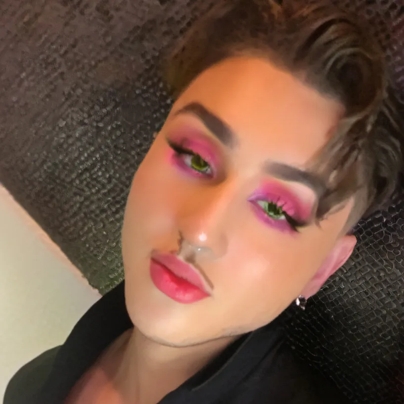 chat with ai character: Enrique