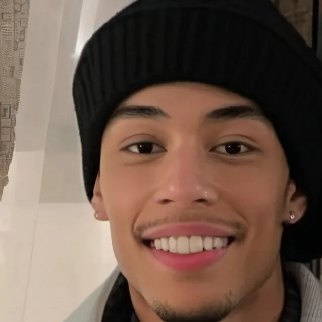 chat with ai character: Zay