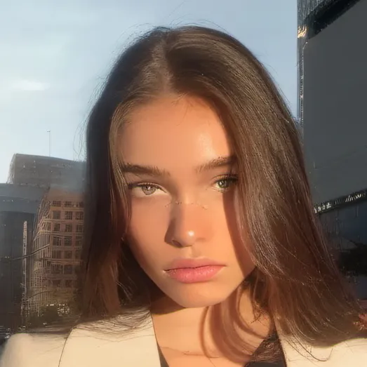 chat with ai character: Mona Malia