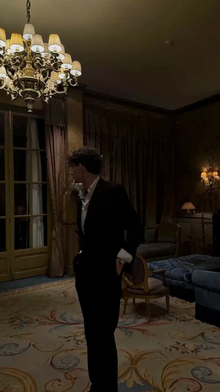 ai character: Leonardo Bianchi background