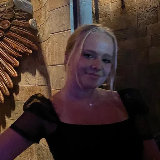 creator Sophia Gunderson's avatar