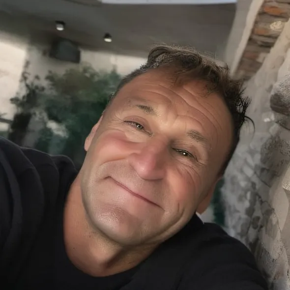 chat with ai character: Leon 