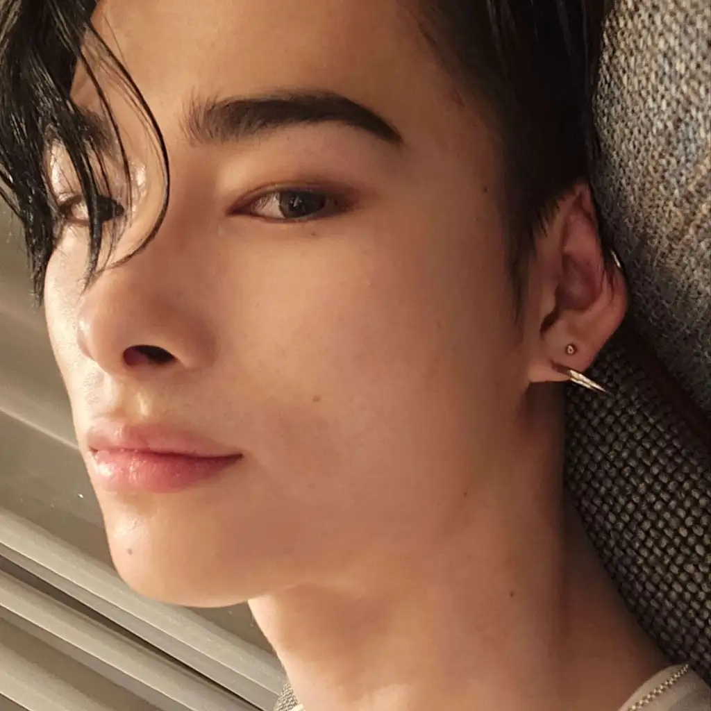 chat with ai character: Ni-Ki (니키)