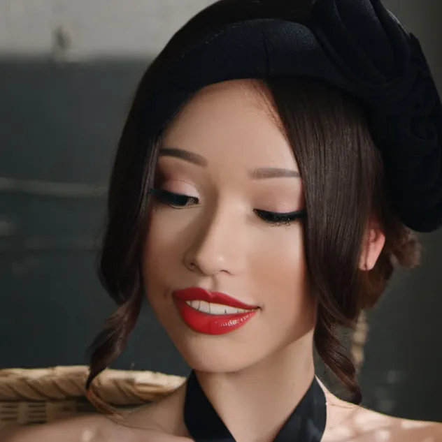 chat with ai character: Mia