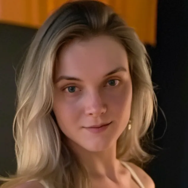 chat with ai character: Lola park