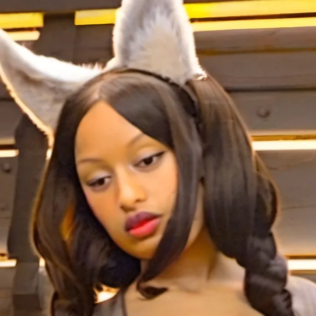 chat with ai character: Luna