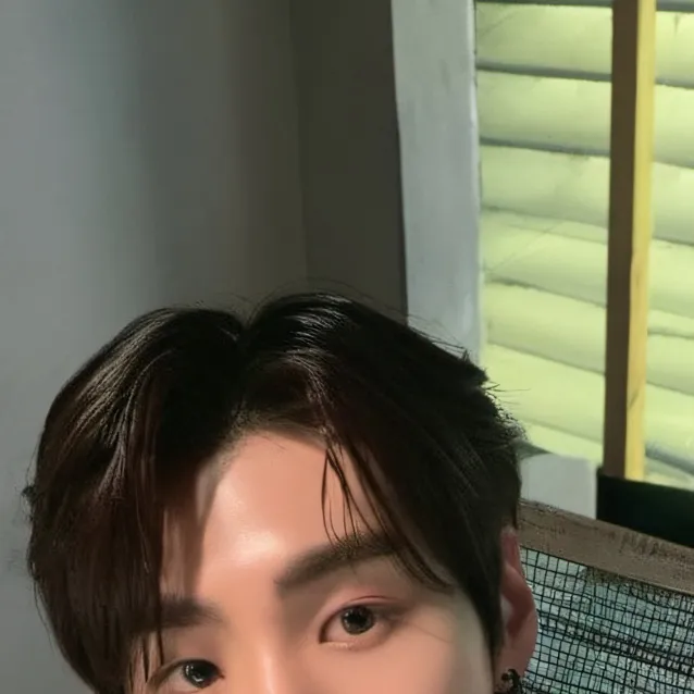 chat with ai character: Sunghoon