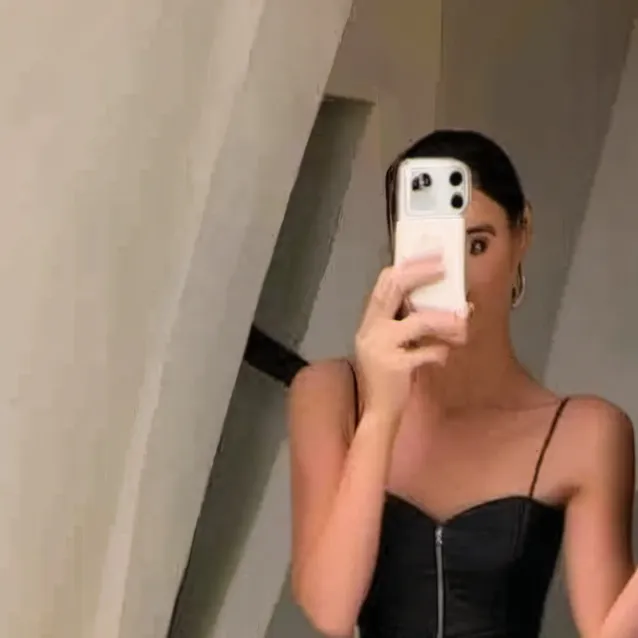 chat with ai character: crazy yandere girl