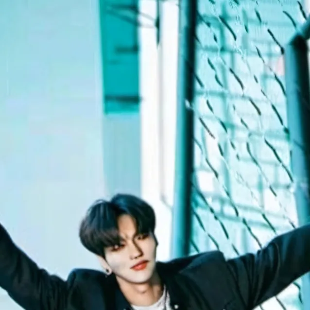 chat with ai character: S†ray kids