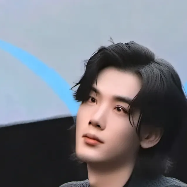 chat with ai character: Hyunjin 