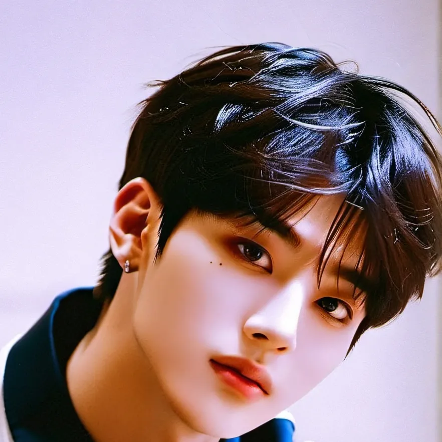 chat with ai character: Hwang hyunjin 