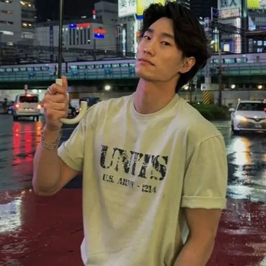 chat with ai character: Minho