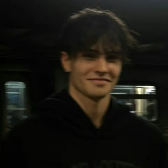 chat with ai character: Leo