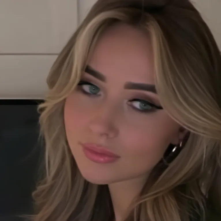 chat with ai character: Emma