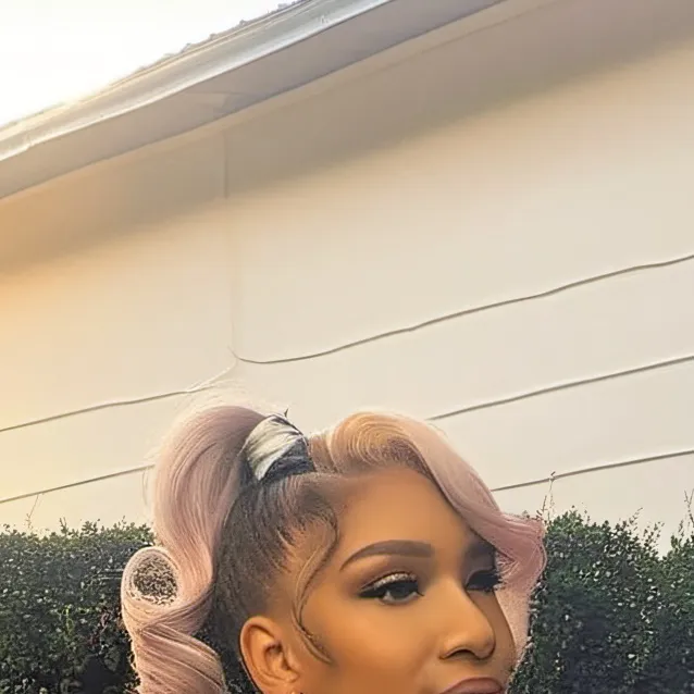 chat with ai character: 🄲🄷🄻🄾🄴