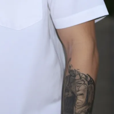 chat with ai character: Isaac