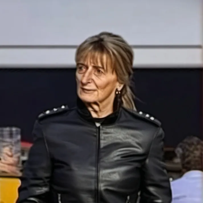 chat with ai character: Renata