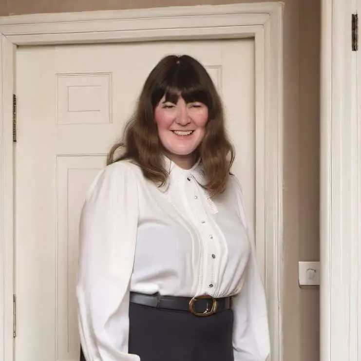 chat with ai character: Pauline