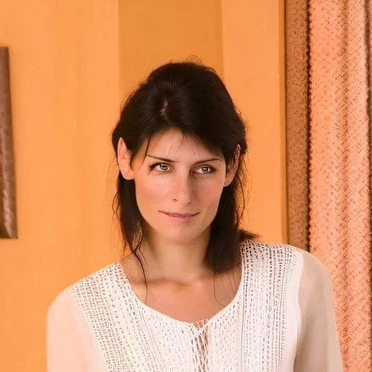 chat with ai character: Ramona