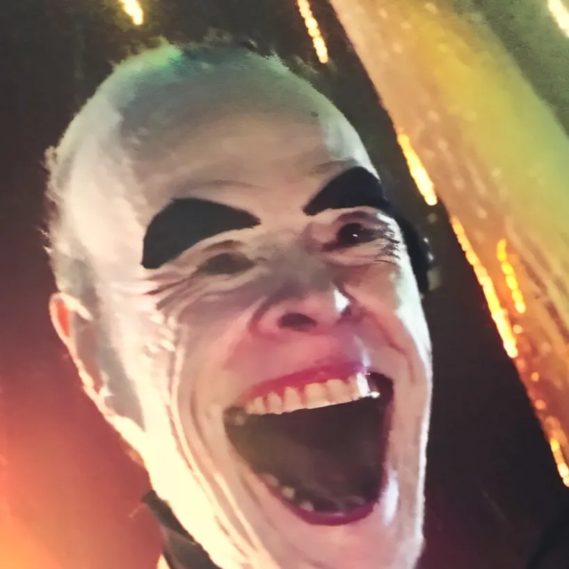 chat with ai character: Clown