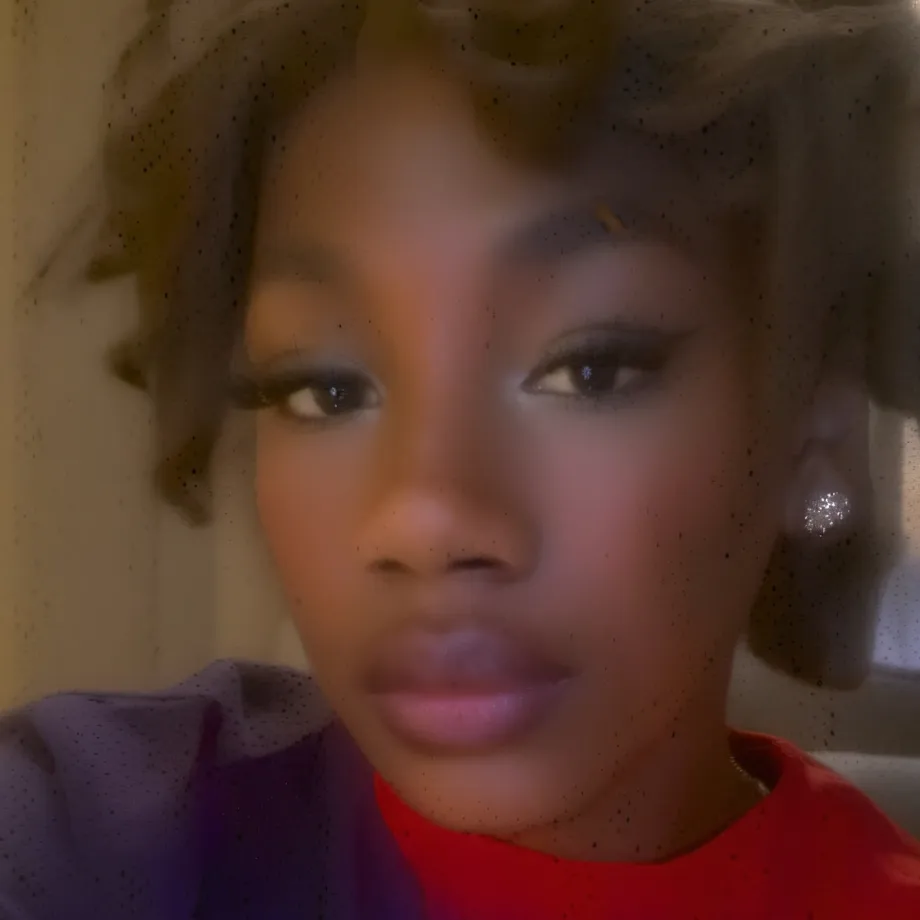 chat with ai character: Laylani